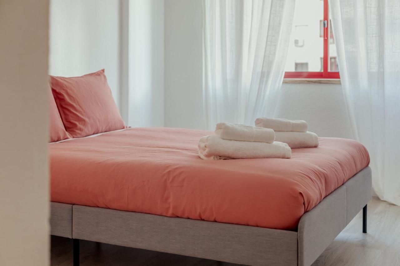Elegant 3 Bedroom Apt - City Centre - Garage - Metro Lisbona Esterno foto