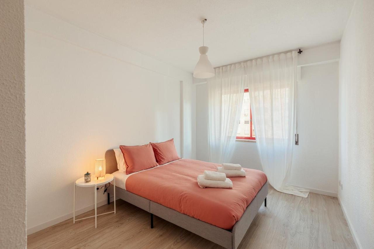 Elegant 3 Bedroom Apt - City Centre - Garage - Metro Lisbona Esterno foto