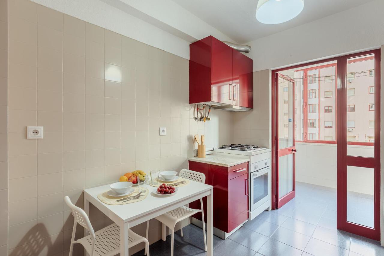 Elegant 3 Bedroom Apt - City Centre - Garage - Metro Lisbona Esterno foto
