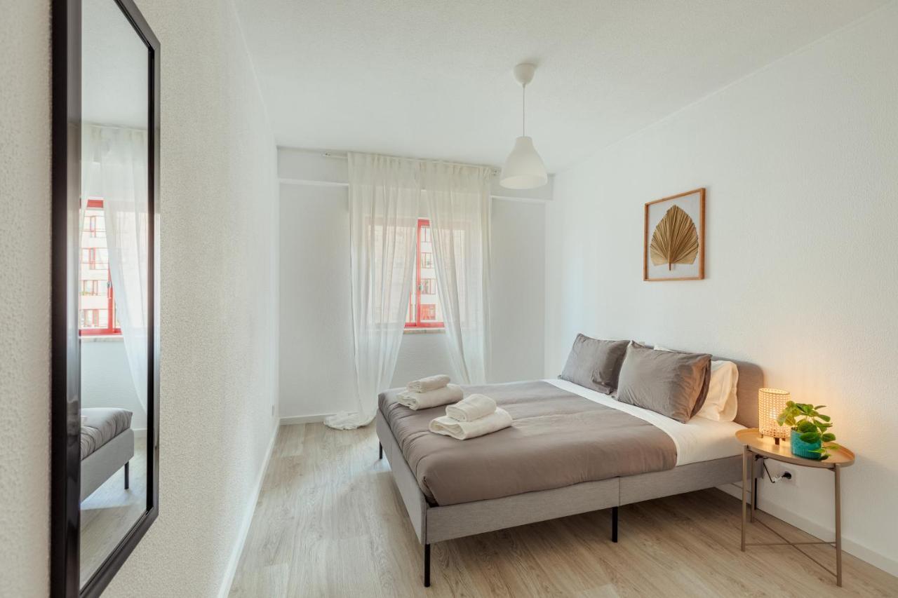 Elegant 3 Bedroom Apt - City Centre - Garage - Metro Lisbona Esterno foto