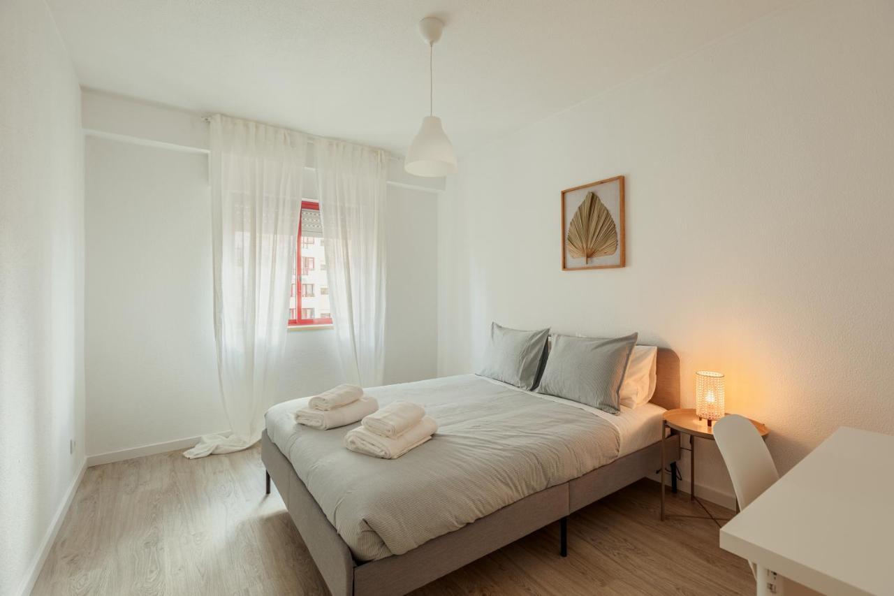 Elegant 3 Bedroom Apt - City Centre - Garage - Metro Lisbona Esterno foto