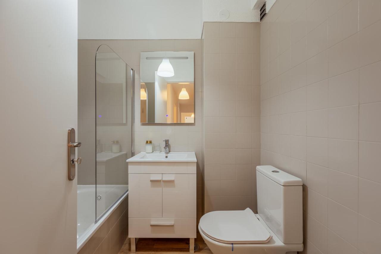 Elegant 3 Bedroom Apt - City Centre - Garage - Metro Lisbona Esterno foto