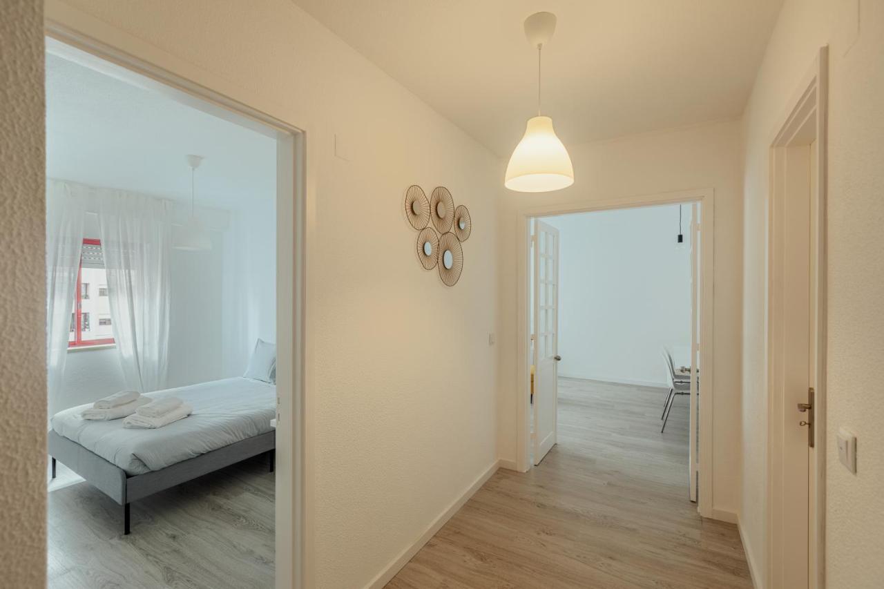Elegant 3 Bedroom Apt - City Centre - Garage - Metro Lisbona Esterno foto