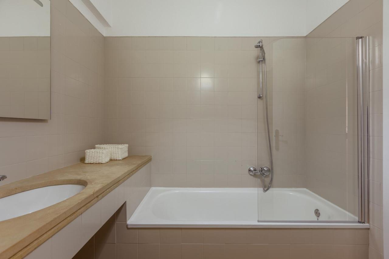 Elegant 3 Bedroom Apt - City Centre - Garage - Metro Lisbona Esterno foto
